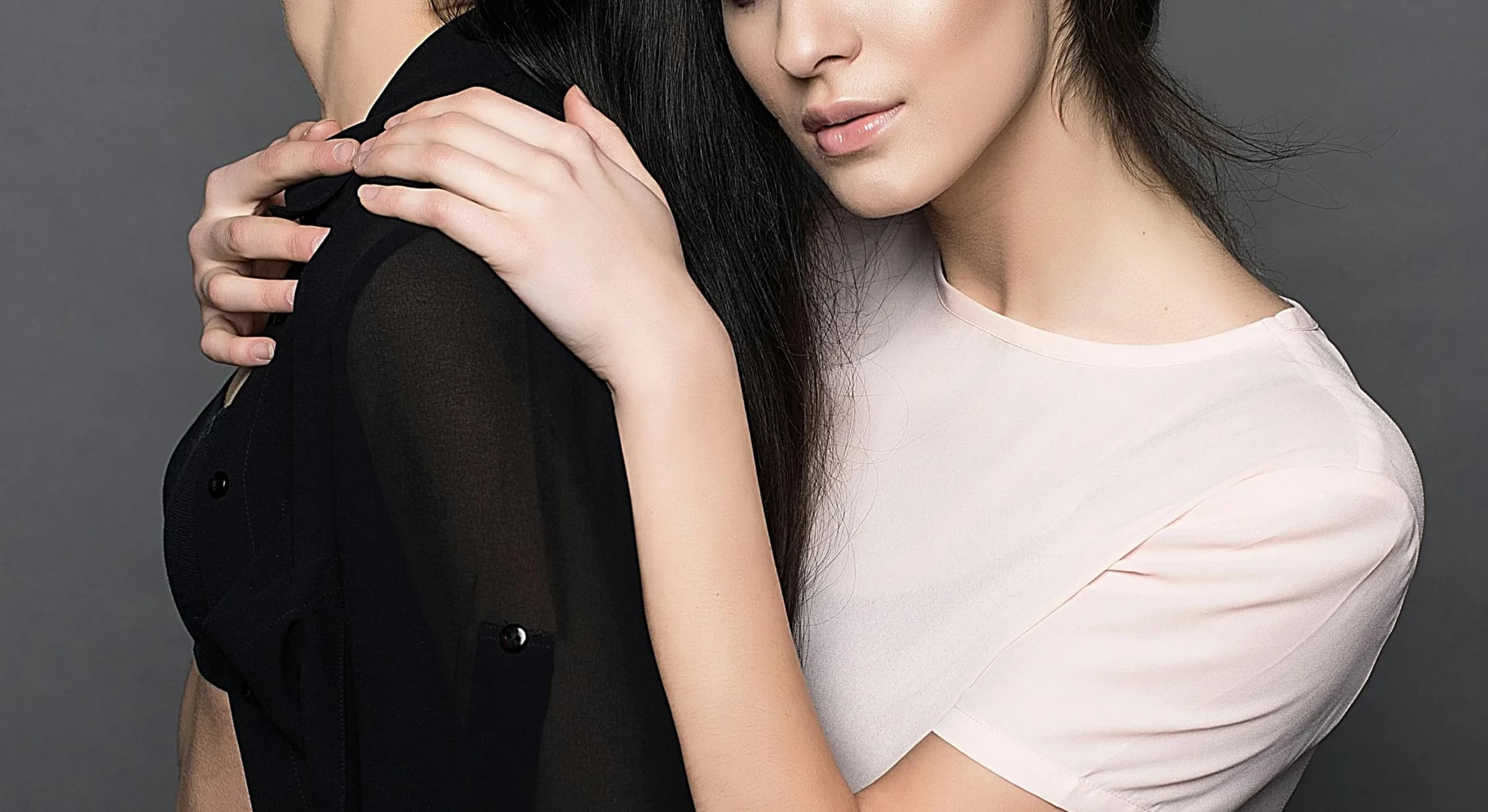 Şehirde şık bir mont ile model
